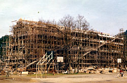 新校舎第一期工事・第二期工事（昭和43年秋）。間伐材とバン線で組まれた足場が当時を忍ばせる。