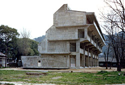 新校舎第一期・第二期工事竣工（昭和44年３月頃）。本館の特異な断面の形状がよく見てとれる。