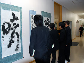 書部門、絵画・写真部門の受賞作品は教室棟北棟の１階廊下に展示されました