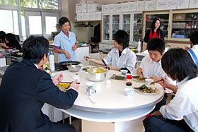 「朝食の調理実習」大西淑江(本校教諭)